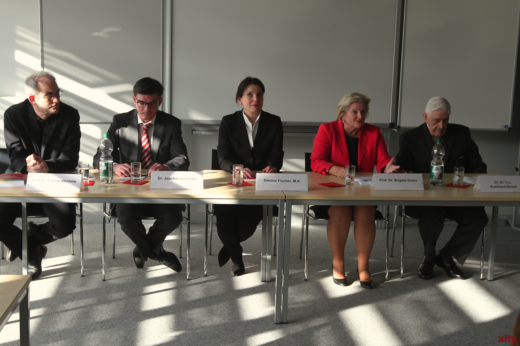 (v.r) Prof. Dr. Fabian Virchow, Dr. Joachim Schroder, Simone Fischer, Prof. Dr. Brigitte Grass und Burkhard Hirsch eröffneten das Pressegespräch (Foto: xity)